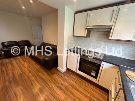 6 Bedroom Mid Terraced House for rent in Ash Gardens - Photo 4