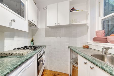 Charming Art Deco Apartment moments from harbour - Photo 4