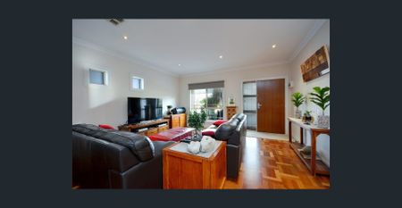 Stunning Townhouse in Prime Location - Photo 2