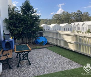 Elegant Townhouse With Air Conditioning Throughout - Photo 6