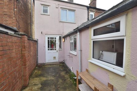 2 bedroom terraced house to rent - Photo 4