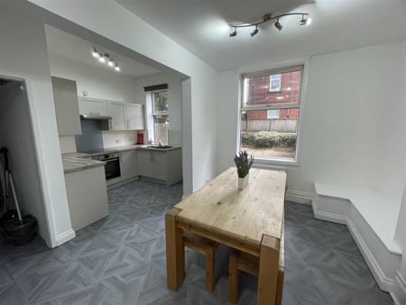 St Michael`s Terrace, Headingley, LS6 3BQ, Leeds - Photo 2