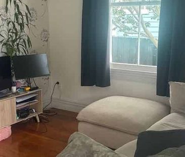 Reduced Rent on One Bedroom flat with private yard - Photo 4