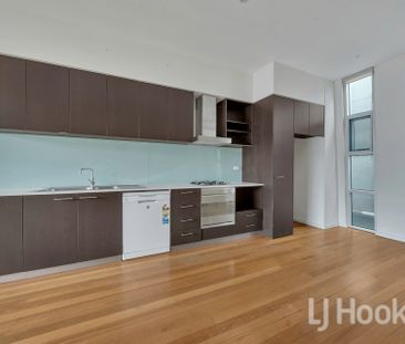 Unique and Stunning Luxury Townhouse in North Melbourne for Lease! - Photo 4