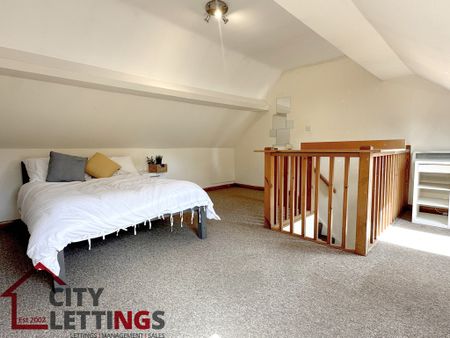 4 Bedroom Mid Terraced House - Photo 5