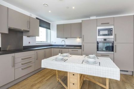 Savills offer this modern two double bedroom apartment located in North Greenwich. This property offers two bathrooms, open plan kitchen/ lounge which is extremely spacious balcony. - Photo 4