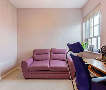 Beautiful top floor two bedroom apartment in Winchester Village. - Photo 5
