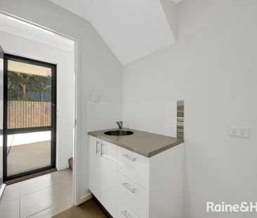 FULLY FURNISHED AND SELF CONTAINED INNER CITY APARTMENT - Photo 6