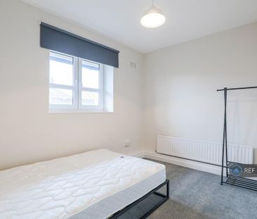 1 bedroom in a flat share to rent - Photo 2