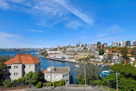 Oversized Apartment with Neutral Bay and City Harbour Views - Photo 3