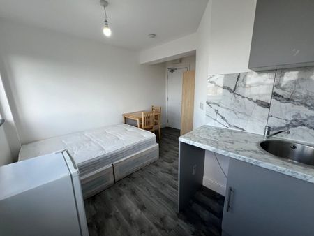 Studio Flat, High Road, IG1 - Photo 3