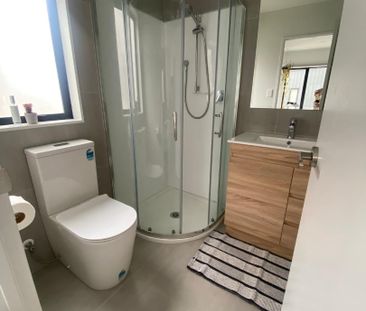 Stylish 3-Bedroom 2.5 bathroom plus a study in Prime Westgate Location - Photo 3