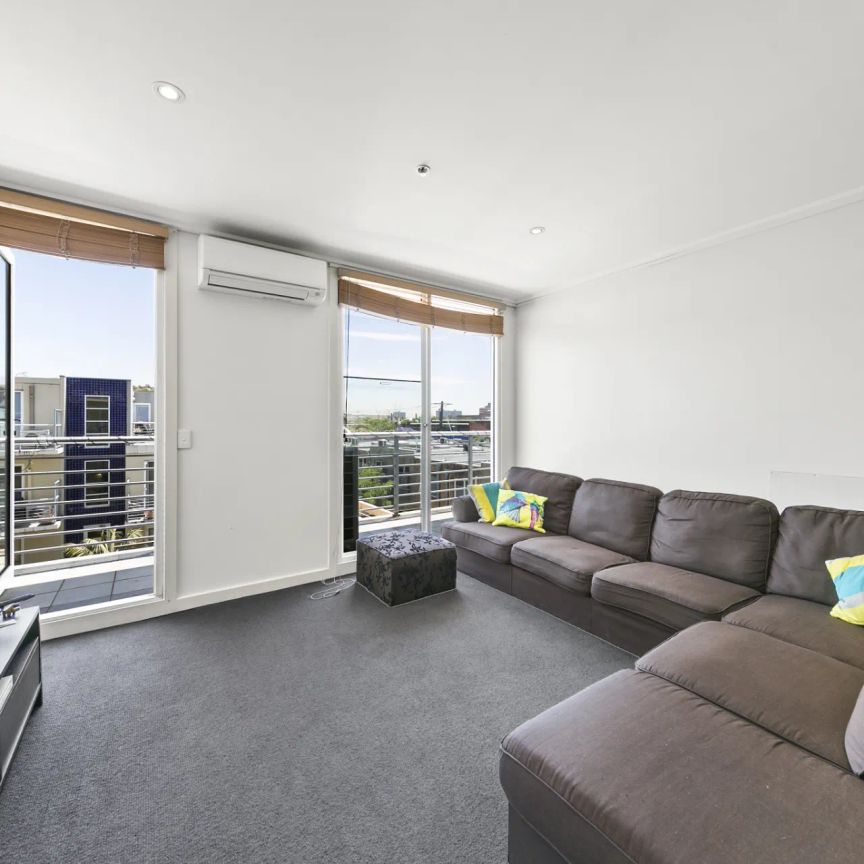 Inner City Living At Its Best! - Photo 1