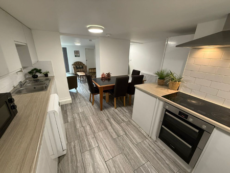 Dumbarton Road Room 4 - Photo 5