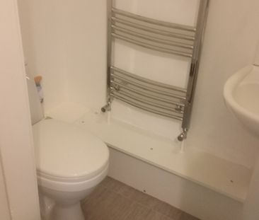 6 bed house-share with 2 shared bathrooms - Photo 3
