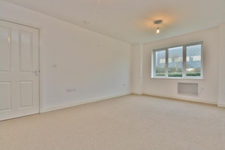 Dudley Place, Stanwell, Staines-upon-Thames, Surrey, TW19 7BG - Photo 2