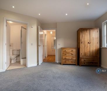 3 bedroom flat to rent - Photo 4