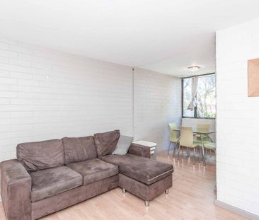 Bright, Modern Ground Floor Unit - Photo 3