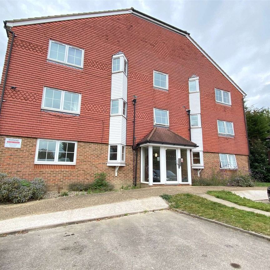 A contemporary apartment forming part of a modern development set in vibrant Crawley. - Photo 1