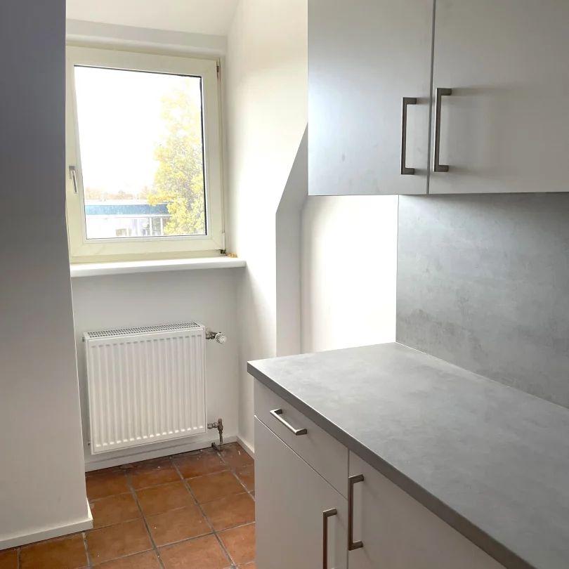 Dachgeschosswohnung mit großzügigem Grundriss, möblierter Küche und Balkon ins Grüne - Photo 1