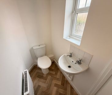 3 bedroom semi-detached house to rent - Photo 6