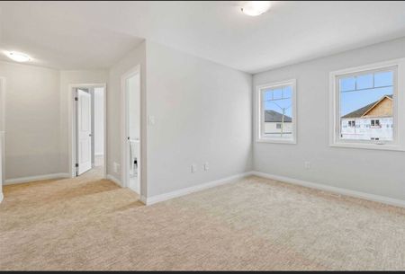 For Lease - 9302 White Oak Avenue, Niagara Falls, Ontario - Photo 2