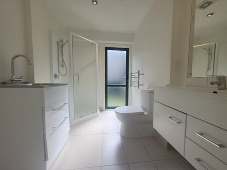 Large spacious 5 Bedroom home - Photo 3