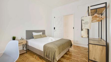 Room in a shared 7-bedroom apartment for rent in Lisbon, perfect for professionals and students. - Photo 2