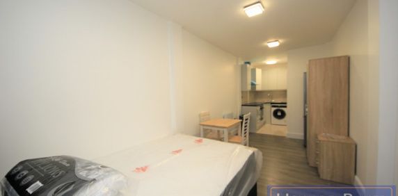 De Havilland Road, Edgware, HA8 - Photo 2