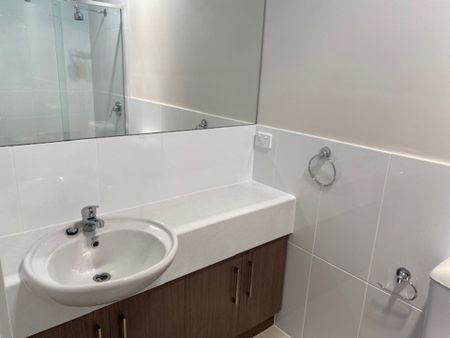 Modern 3 Bedroom Townhouse - Photo 3