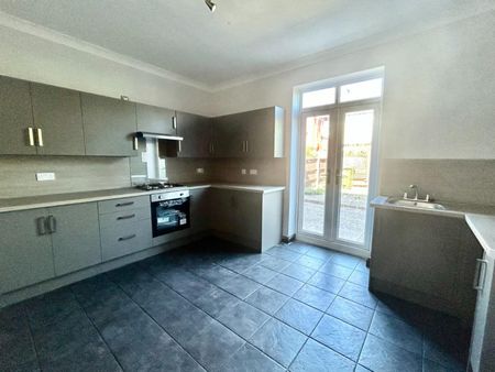 2 bedroom House To Let Total Size: 819 SQ FT - Photo 5