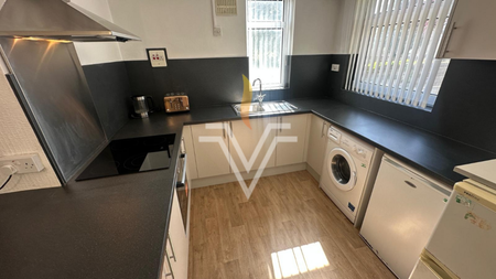 4 bedroom semi-detached house to rent - Photo 3