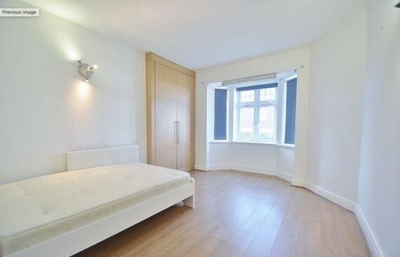 4 bedroom flat to rent - Photo 4
