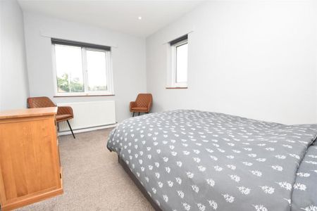 4 bedroom semi-detached house to rent - Photo 4