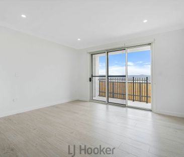 Stunning Near New 4 Bedroom Home with Double Garage - Photo 4