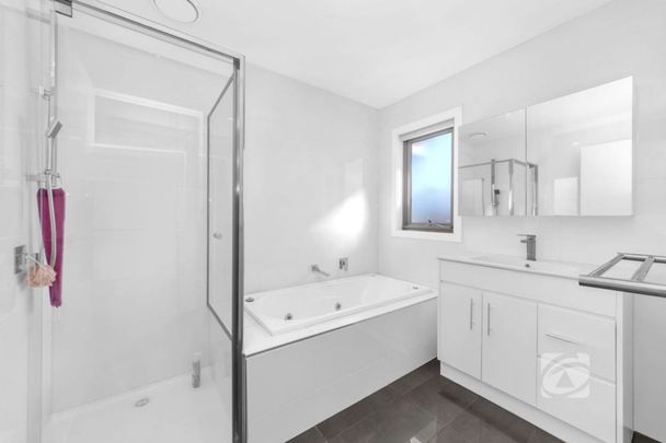 MODERN 3-BEDROOM HOME IN A CONVENIENT HALLAM LOCATION! - Photo 1