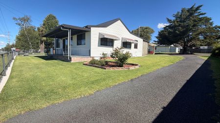 Spacious Family Home + Separate Studio Bedroom - Photo 4