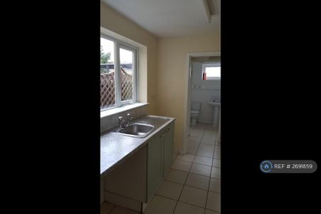 2 bedroom terraced house to rent - Photo 4