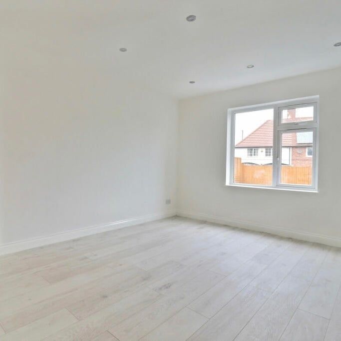 3 Bed Terraced House, Arklow Close, NG8 - Photo 1