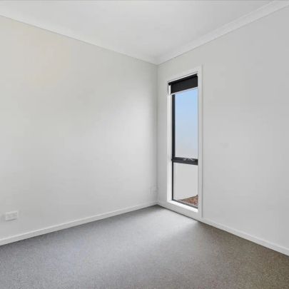 BRAND NEW MAMBOURIN TOWNHOUSE - Photo 1