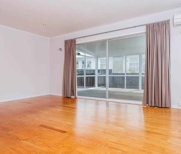 Large 3 Bedroom Home In Birkdale! - Photo 1