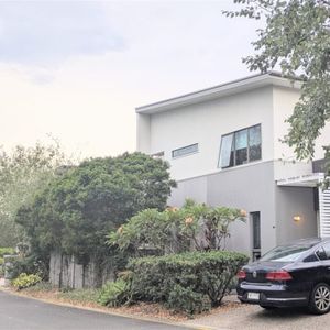 LARGE MODERN TOWNHOME IN PARK HILL ESTATE - MURARRIE - Photo 3