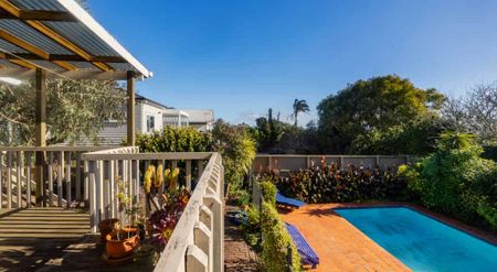 3 bedroom home with pool - Photo 2