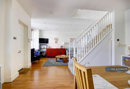 3 bedroom terraced house to rent - Photo 5