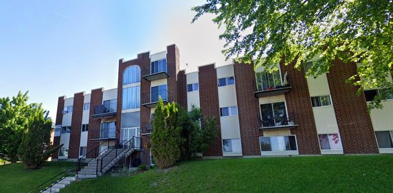 BEAU 5 1/2 | CHAUFFAGE Inclus| - Photo 2