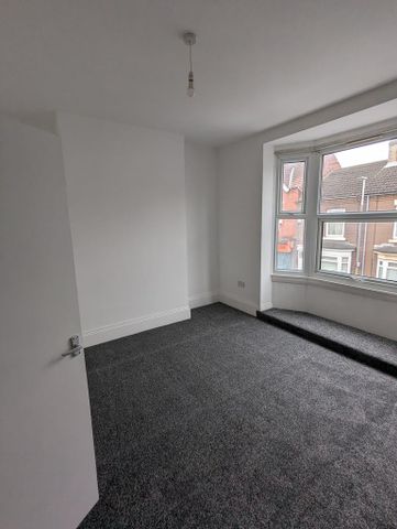 4 bedroom end of terrace house to rent - Photo 3