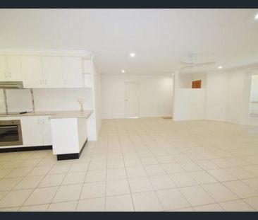 4 BEDROOM FAMILY HOME IN EIMEO - Photo 5