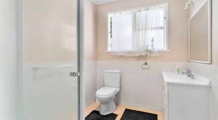 Tauranga 3 bedroom home in the city near Hospital - Photo 3