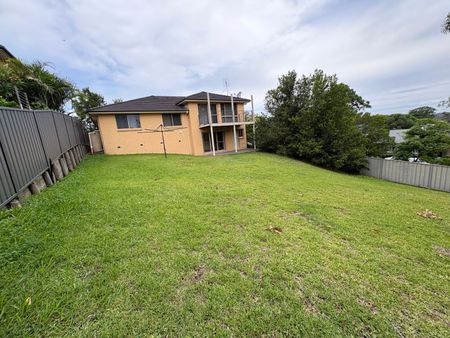 Spacious Multi Level Family Home with Large Backyard - Photo 3