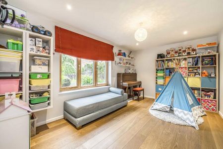 4 bedroom semi-detached house to rent - Photo 4